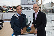 ir Lindsay Owen-Jones, Gewinner der "BMW Trophy", und Dr. Nicolas Peter, Leiter BMW Group Vertriebsregion Europa (©Foto: BMW AG)